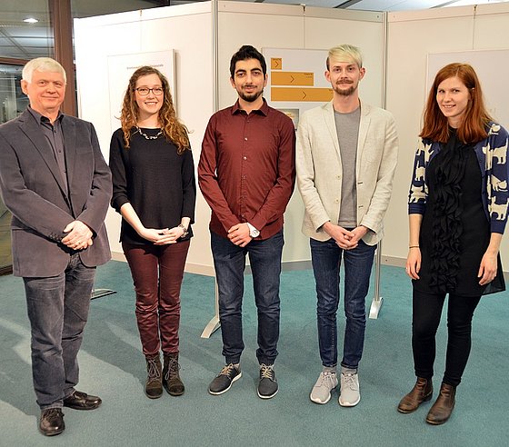 Bei der Ausstellungseröffnung (v.l.n.r.): Erwin Petrauskas (Beauftragter für Studierende mit Behinderung oder chronischer Erkrankung), die drei Design-Studierenden Daniela Brauer, Abd Alraham Zakaria und Kevin Huth und die stud. Mitarbeiterin Helen Beck