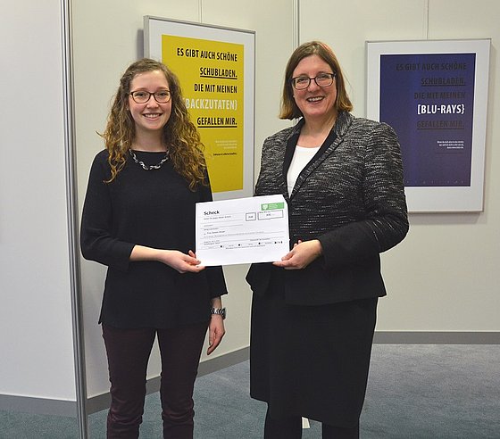 Prof. Dr. Cornelia Gräsel übergab im Rahmen der Ausstellungseröffnung einen Scheck an Daniela Brauer, deren Konzept zum Thema umgesetzt werden soll.