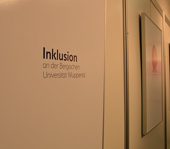 Bildimpression der Ausstellung: Schriftzug an der Wand "Inklusion an der Bergischen Universität Wuppertal"