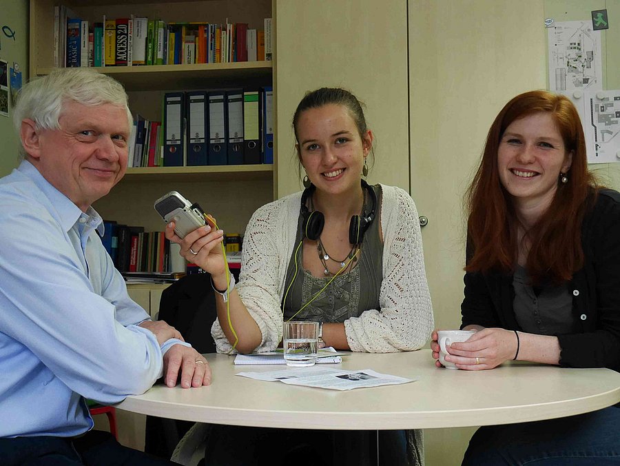 Zu Besuch in der Beratungsstelle zur Inklusion: Kilowatt Radioreporterin Elena Daj (mitte) mit dem Beauftragten für Behindertenfragen, Erwin Petrauskas (links) und der studentischen Mitarbeiterin der Beratungsstelle, Helen Meyer (rechts)